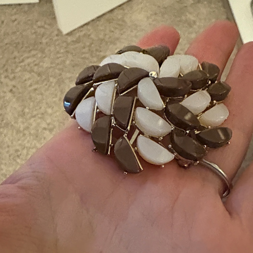 Elegant vintage White and Brown Floral Brooch - Picture 6 of 6